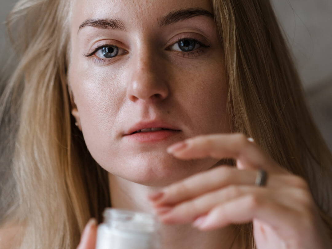 Zu viel Creme macht Haut empfindlich und trocknet Haut aus