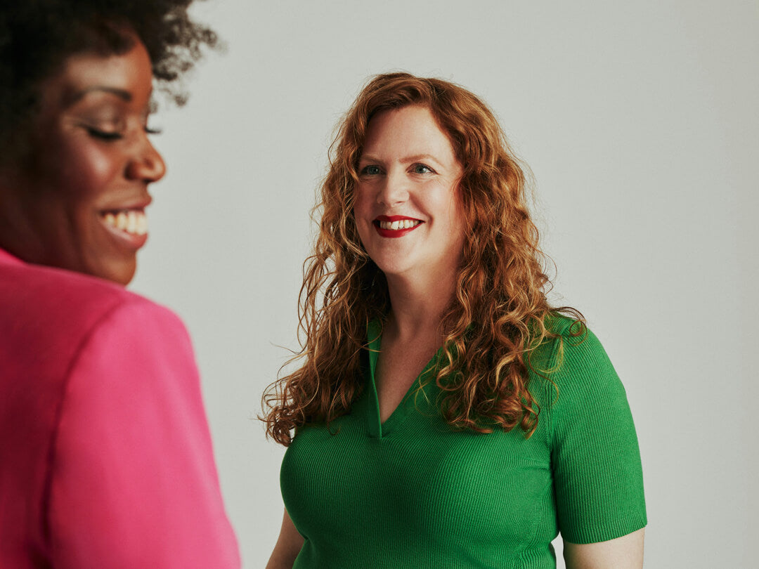 Zwei lachende Frauen mittleren Alters