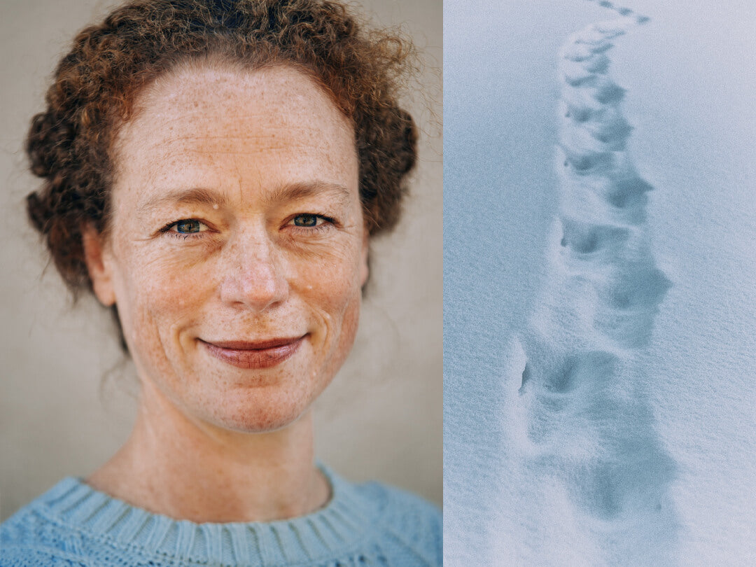 Portrait ältere Frau und Schneespuren