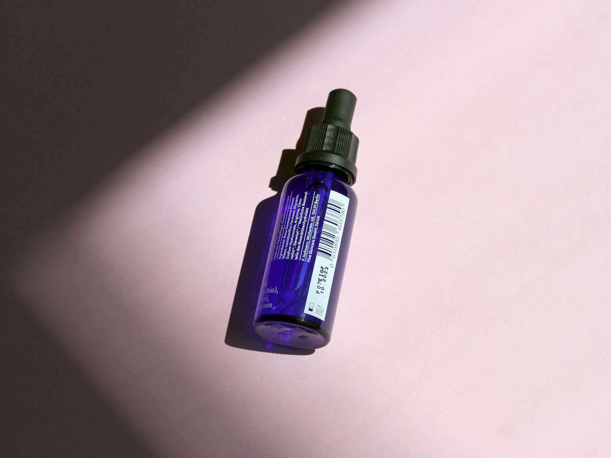 Kleingedrucktes auf Pflegeprodukt – Symbol für Inhaltsstoffe in Kosmetik